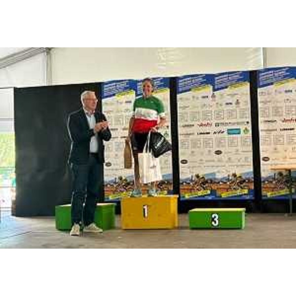 Il presidente Mauro Bordin applaude la vittoria della leader nella categoria donne - Il presidente Mauro Bordin applaude la vittoria della leader nella categoria donne