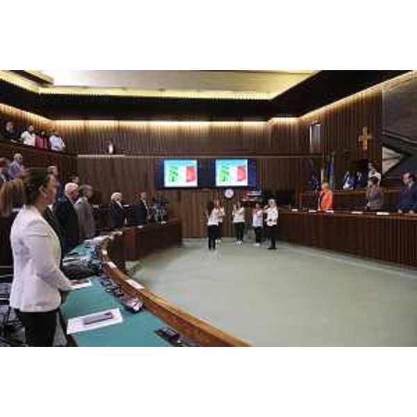 L'Aula durante l'esecuzione dell'inno nazionale nel linguaggio dei sordi - Seduta d' Aula