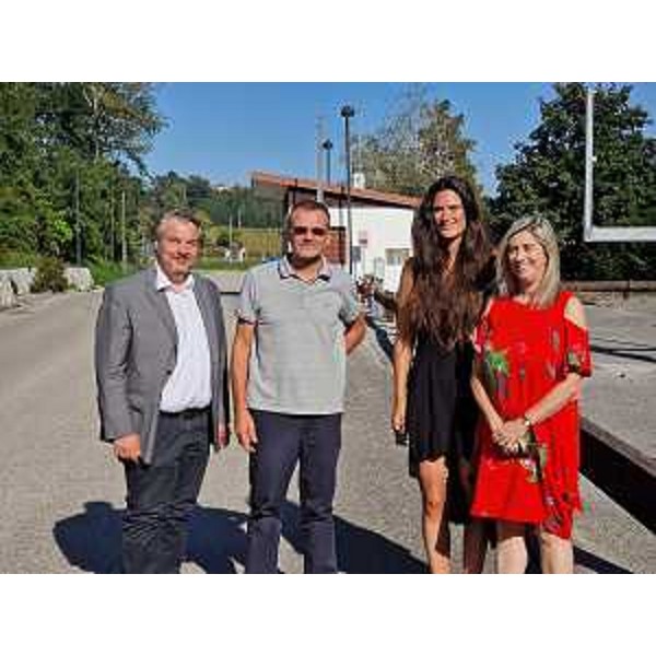 Diego Bernardis (Fp) primo da sinistra nella foto con il sindaco di Dolegna del Collio Carlo Comis, la vicesindaco Sara Monetti e, prima da destra, l'assessore regionale alle Infrastrutture, Cristina Amirante - Diego Bernardis (Fp) primo da sinistra nella foto con il sindaco di Dolegna del Collio Carlo Comis, la vicesindaco Sara Monetti e, prima da destra, l'assessore regionale alle Infrastrutture, Cristina Amirante