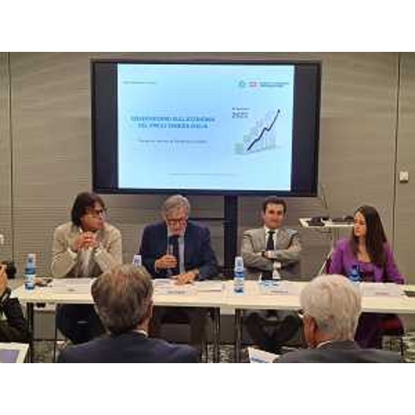 Lassessore regionale alle Attività produttive e Turismo Sergio Emidio Bini (a sinistra) durante la presentazione, avvenuta a Udine, del primo Osservatorio sulleconomia del Friuli Venezia Giulia sviluppato dalla Camera di Commercio Pordenone Udine, alla quale hanno partecipato, tra gli altri, i vertici delle associazioni di categoria del mondo economico, a partire dal presidente dellente camerale Giovanni Da Pozzo. - Lassessore regionale alle Attività produttive e Turismo Sergio Emidio Bini (a sinistra) durante la presentazione, avvenuta a Udine, del primo Osservatorio sulleconomia del Friuli Venezia Giulia sviluppato dalla Camera di Commercio Pordenone Udine, alla quale hanno partecipato, tra gli altri, i vertici delle associazioni di categoria del mondo economico, a partire dal presidente dellente camerale Giovanni Da Pozzo.