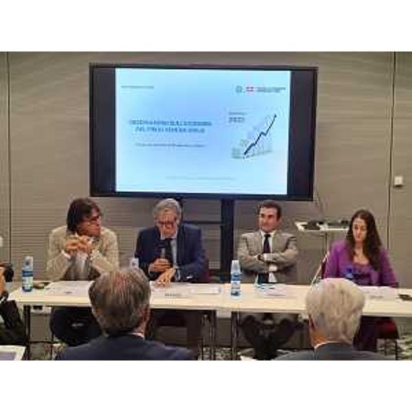 Lassessore regionale alle Attività produttive e Turismo Sergio Emidio Bini (a sinistra) durante la presentazione, avvenuta a Udine, del primo Osservatorio sulleconomia del Friuli Venezia Giulia sviluppato dalla Camera di Commercio Pordenone Udine, alla quale hanno partecipato, tra gli altri, i vertici delle associazioni di categoria del mondo economico, a partire dal presidente dellente camerale Giovanni Da Pozzo. - Lassessore regionale alle Attività produttive e Turismo Sergio Emidio Bini (a sinistra) durante la presentazione, avvenuta a Udine, del primo Osservatorio sulleconomia del Friuli Venezia Giulia sviluppato dalla Camera di Commercio Pordenone Udine, alla quale hanno partecipato, tra gli altri, i vertici delle associazioni di categoria del mondo economico, a partire dal presidente dellente camerale Giovanni Da Pozzo.