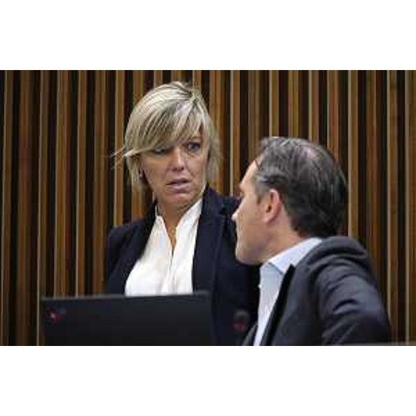 L'assessore Fvg alle Finanze, Barbara Zilli, a colloquio con Massimo Moretuzzo (Patto-Civica) - Seduta d' Aula