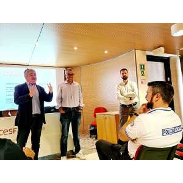 Al centro l'assessore regionale Pierpaolo Roberti durante la lezione del corso di Polizia locale - Al centro l'assessore regionale Pierpaolo Roberti durante la lezione del corso di Polizia locale