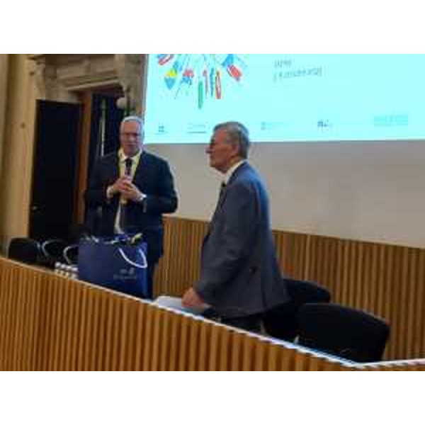 L'intervento di Mauro Bordin, presidente del Cr. Al suo fianco Paolo Petiziol, presidente dell'associazione Mitteleuropa - L'intervento di Mauro Bordin, presidente del Cr. Al suo fianco Paolo Petiziol, presidente dell'associazione Mitteleuropa