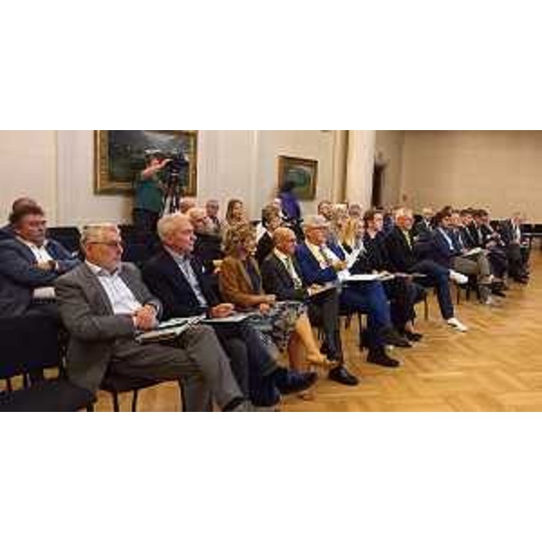 La prima fila al convegno in sala Ajace, con il presidente Bordin, il sindaco di Udine De Toni, il rettore dell'Università di Udine Pinton e il consigliere Roberto Novelli - La prima fila al convegno in sala Ajace, con il presidente Bordin, il sindaco di Udine De Toni, il rettore dell'Università di Udine Pinton e il consigliere Roberto Novelli
