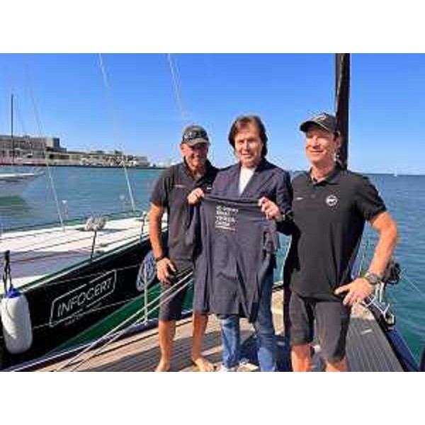 L'assessore regionale alle Attività produttive e turismo Sergio Emidio Bini dona una maglietta con il brand Io sono Friuli Venezia Giulia a uno degli equipaggi che parteciperà alla Barcolana 2023. - L'assessore regionale alle Attività produttive e turismo Sergio Emidio Bini dona una maglietta con il brand Io sono Friuli Venezia Giulia a uno degli equipaggi che parteciperà alla Barcolana 2023.