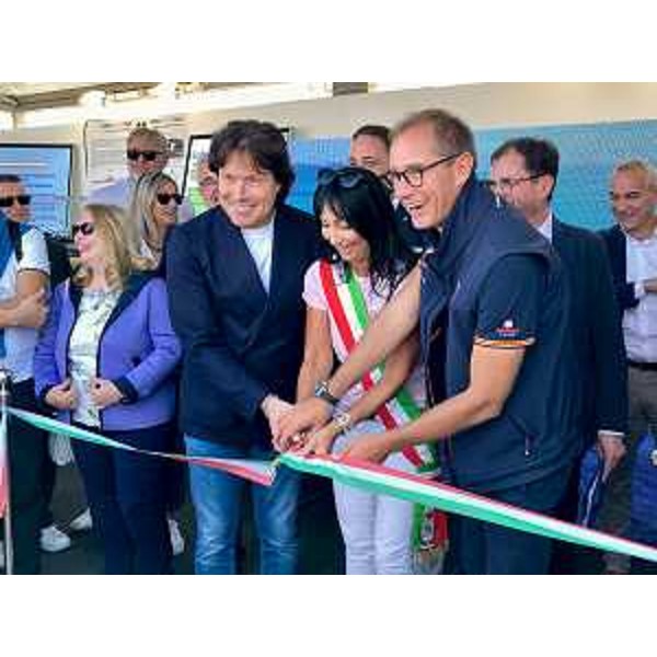 L'assessore Bini assieme al sindaco Cisint e al presidente della Svbg Gialuz al taglio del nastro della stand di Monfalcone - L'assessore Bini assieme al sindaco Cisint e al presidente della Svbg Gialuz al taglio del nastro della stand di Monfalcone