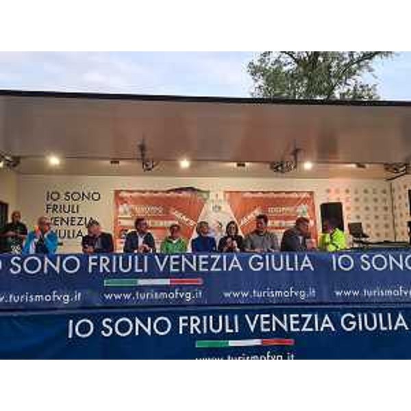 Lassessore regionale alle Finanze Barbara Zilli alle premiazioni della prima delle due giornate della seconda tappa del Giro dItalia Ciclocross - Lassessore regionale alle Finanze Barbara Zilli alle premiazioni della prima delle due giornate della seconda tappa del Giro dItalia Ciclocross