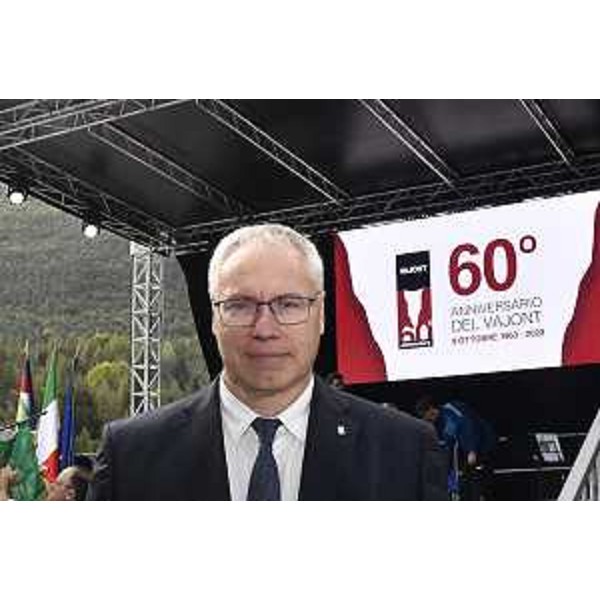 Mauro Bordin, presidente del Consiglio regionale, sotto il palco della cerimonia per il 60. anniversario della tragedia del Vajont - Mauro Bordin, presidente del Consiglio regionale, sotto il palco della cerimonia per il 60. anniversario della tragedia del Vajont