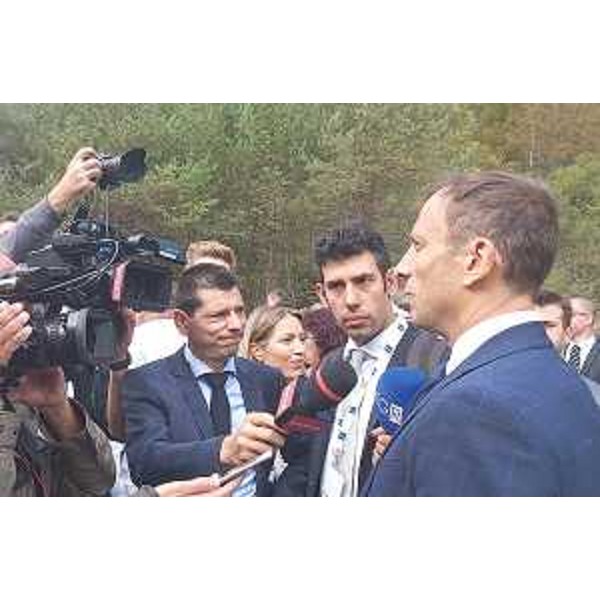 Il governatore Massimiliano Fedriga intervistato dai giornalisti al termine della cerimonia - Il governatore Massimiliano Fedriga intervistato dai giornalisti al termine della cerimonia