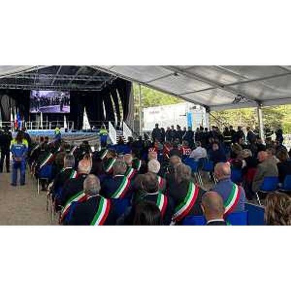 Il pubblico di autorità in attesa dell'arrivo del capo dello Stato: tante le fasce tricolori presenti - Il pubblico di autorità in attesa dell'arrivo del capo dello Stato: tante le fasce tricolori presenti