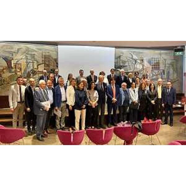 L'assessore regionale alle Attività produttive e Turismo, Sergio Emidio Bini (al centro, alla sinistra del neorieletto presidente Giovanni Da Pozzo) con il nuovo Consilgio della Camera di commercio Pn Ud formato da 25 componenti - L'assessore regionale alle Attività produttive e Turismo, Sergio Emidio Bini (al centro, alla sinistra del neorieletto presidente Giovanni Da Pozzo) con il nuovo Consilgio della Camera di commercio Pn Ud formato da 25 componenti