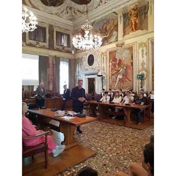 L'assessore regionale alla Difesa ambientale Fabio Scoccimarro parla agli studenti che hanno partecipato al concorso di idee sulla ciclomobilità - L'assessore regionale alla Difesa ambientale Fabio Scoccimarro parla agli studenti che hanno partecipato al concorso di idee sulla ciclomobilità