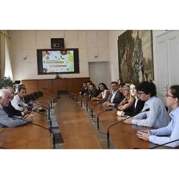 Il governatore del Friuli Venezia Giulia Massimiliano Fedriga insieme ai due team del Malignani che hanno dato vita ai progetti "Film biosostenibile, idrosolubile e antimicrobico derivato da scarti di agrumi" e "Il Micopec: il terreno di coltura ideale per i miceti". - Il governatore del Friuli Venezia Giulia Massimiliano Fedriga insieme ai due team del Malignani che hanno dato vita ai progetti "Film biosostenibile, idrosolubile e antimicrobico derivato da scarti di agrumi" e "Il Micopec: il terreno di coltura ideale per i miceti". 