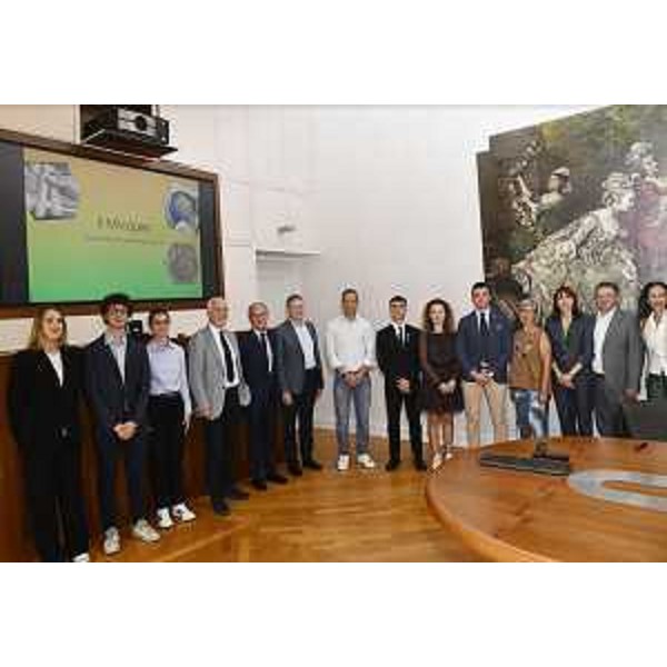 Foto di gruppo alla fine della presentazione. - Foto di gruppo alla fine della presentazione.