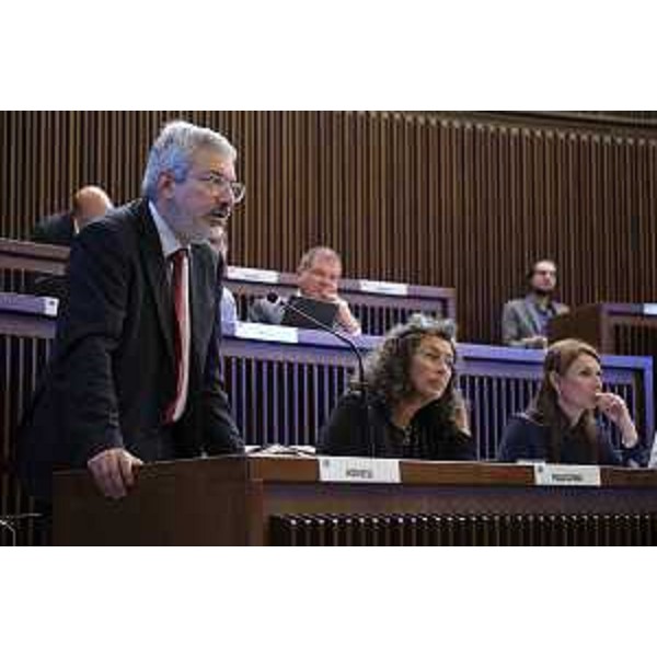 Da sx: Furio Honsell (Open), Serena Pellegrino (Avs) e Rosaria Capozzi (M5S) - Commissione