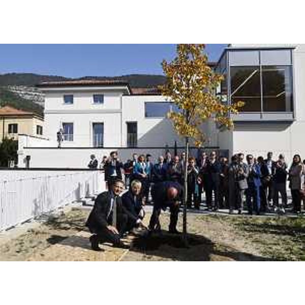 Alla fine della cerimonia all'esterno della struttura è stato piantato un tiglio, simbolo della Slovenia. - Alla fine della cerimonia all'esterno della struttura è stato piantato un tiglio, simbolo della Slovenia.