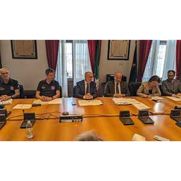 L'assessore con delega alla Protezione civile del Friuli Venezia Giulia Riccardo Riccardi a Trieste, nel Palazzo della Prefettura al vertice per fare il punto sulle azioni necessarie da intraprendere e su quelle già intraprese, per limitare il più possibile il rischio di incendio boschivo. - L'assessore con delega alla Protezione civile del Friuli Venezia Giulia Riccardo Riccardi a Trieste, nel Palazzo della Prefettura al vertice per fare il punto sulle azioni necessarie da intraprendere e su quelle già intraprese, per limitare il più possibile il rischio di incendio boschivo.