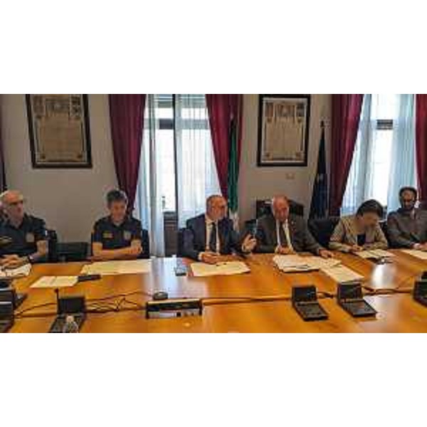 L'assessore con delega alla Protezione civile del Friuli Venezia Giulia Riccardo Riccardi a Trieste, nel Palazzo della Prefettura al vertice per fare il punto sulle azioni necessarie da intraprendere e su quelle già intraprese, per limitare il più possibile il rischio di incendio boschivo. - L'assessore con delega alla Protezione civile del Friuli Venezia Giulia Riccardo Riccardi a Trieste, nel Palazzo della Prefettura al vertice per fare il punto sulle azioni necessarie da intraprendere e su quelle già intraprese, per limitare il più possibile il rischio di incendio boschivo.