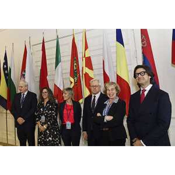 L'assessore alle Finanze Barbara Zilli (la terza da sinistra) all'apertura del "Trieste Cei Platform", la Conferenza dei presidenti delle Commissioni parlamentari per gli Affari esteri e dei presidenti delle Delegazioni nazionali presso la dimensione parlamentare dei Paesi membri dell'Iniziativa centro europea, assieme alla presidente della Commissione Affari esteri e difesa del Senato Stefania Craxi, al presidente della Commissione Affari esteri e comunitari della Camera dei deputati Giulio Tremonti, al presidente della Delegazione italiana presso l'Assemblea parlamentare dell'Ince Salvatore Caiata e al segretario generale dell'Ince Roberto Antonione. - L'assessore alle Finanze Barbara Zilli (la terza da sinistra) all'apertura del "Trieste Cei Platform", la Conferenza dei presidenti delle Commissioni parlamentari per gli Affari esteri e dei presidenti delle Delegazioni nazionali presso la dimensione parlamentare dei Paesi membri dell'Iniziativa centro europea, assieme alla presidente della Commissione Affari esteri e difesa del Senato Stefania Craxi, al presidente della Commissione Affari esteri e comunitari della Camera dei deputati Giulio Tremonti, al presidente della Delegazione italiana presso l'Assemblea parlamentare dell'Ince Salvatore Caiata e al segretario generale dell'Ince Roberto Antonione.