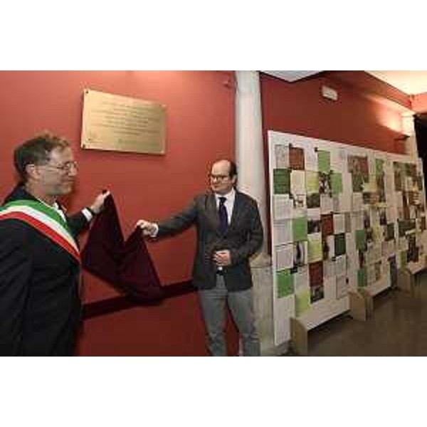Il sindaco di Muggia Paolo Polidori e il vicegovernatore Mario Anzil inaugurano la targa per i cento anni del Teatro Verdi di Muggia - Il sindaco di Muggia Paolo Polidori e il vicegovernatore Mario Anzil inaugurano la targa per i cento anni del Teatro Verdi di Muggia
