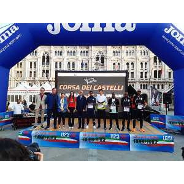 L'assessore regionale Fabio Scoccimarro con alcuni degli organizzatori e dei giovani atleti della Corsa dei castelli e della gara podistica internazionale riservata agli uder 23 - L'assessore regionale Fabio Scoccimarro con alcuni degli organizzatori e dei giovani atleti della Corsa dei castelli e della gara podistica internazionale riservata agli uder 23 