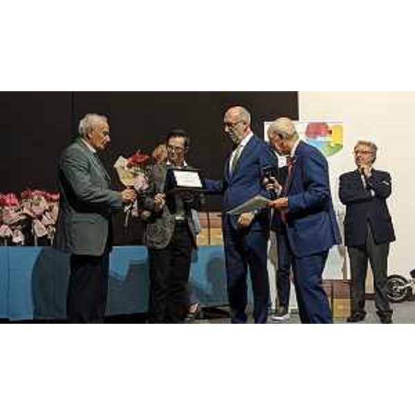 Riccardi consegna il Premio solidarietà - Riccardi consegna il Premio solidarietà