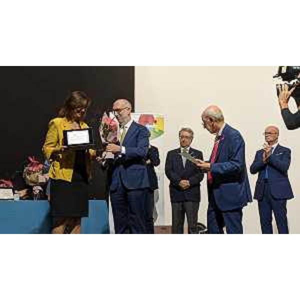 Riccardi consegna il Premio solidarietà - Riccardi consegna il Premio solidarietà