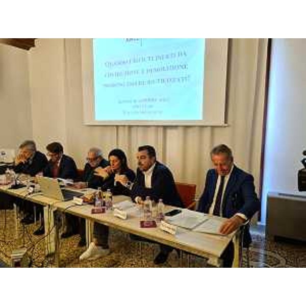 L'assessore Fabio Scoccimarro, primo da destra, ai lavori del convegno sulle nuove norme in materia di rifiuti in edilizia - L'assessore Fabio Scoccimarro, primo da destra, ai lavori del convegno sulle nuove norme in materia di rifiuti in edilizia