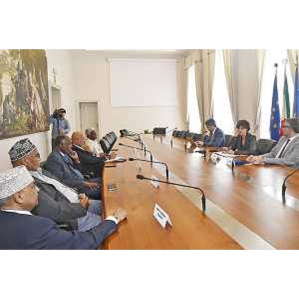 Gli assessori regionale alla Sicurezza e immigrazione Pierpaolo Roberti e alla Formazione Alessia Rosolen assieme alla delegazione composta dai deputati somali Salim Ali Ibro e Abdurahman Ahmad Muhamad, dal presidente dalla comunità somala in Friuli Venezia Giulia e dell'Associazione nazionale Oltre le Frontiere Faghi Elmi Ahmed e da Piero De Petris in rappresentanza della comunità italo-somala in Italia e dai rappresentanti della comunità somala di Trieste Mohamed Hassan Musse e Aweys Sheekh Muumin. - Gli assessori regionale alla Sicurezza e immigrazione Pierpaolo Roberti e alla Formazione Alessia Rosolen assieme alla delegazione composta dai deputati somali Salim Ali Ibro e Abdurahman Ahmad Muhamad, dal presidente dalla comunità somala in Friuli Venezia Giulia e dell'Associazione nazionale Oltre le Frontiere Faghi Elmi Ahmed e da Piero De Petris in rappresentanza della comunità italo-somala in Italia e dai rappresentanti della comunità somala di Trieste Mohamed Hassan Musse e Aweys Sheekh Muumin.