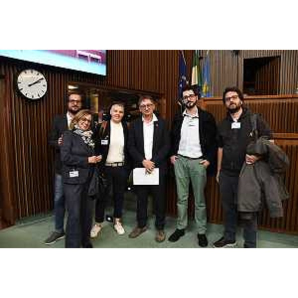 I referenti dell'associazione Luca Coscioni assieme a Carlo Bolzonello (Fp), al centro, ed Enrico Bullian (Patto-Civica), primo da sinistra - I referenti dell'associazione Luca Coscioni assieme a Carlo Bolzonello (Fp), al centro, ed Enrico Bullian (Patto-Civica), primo da sinistra