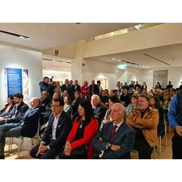 Il pubblico presente alla presentazione del Fori Salone di Sicam alla Galleria d'arte Bertoia di Pordenone - Il pubblico presente alla presentazione del Fori Salone di Sicam alla Galleria d'arte Bertoia di Pordenone