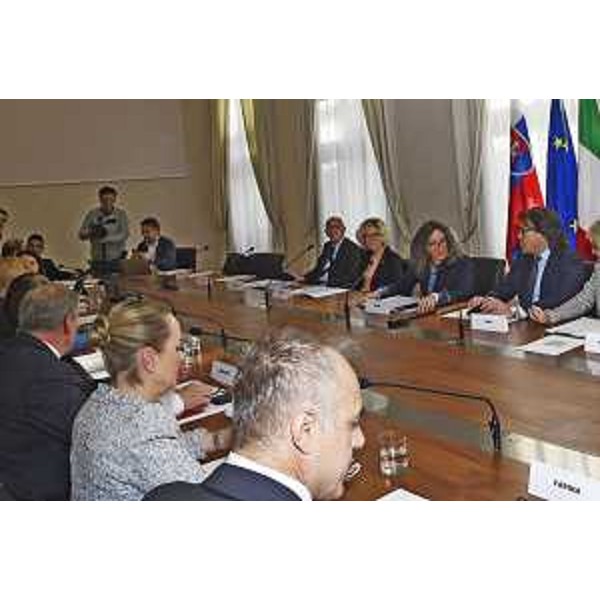 L'assessore regionale alle Attività produttive Sergio Emidio Bini (a destra) durante l'incontro di oggi con la delegazione guidata dal Ministro dei trasporti della Repubblica slovacca Pavol Lancaric, incentrato sullo sviluppo dei corridoi di solidarietà tra Italia, Slovacchia e Ucraina - L'assessore regionale alle Attività produttive Sergio Emidio Bini (a destra) durante l'incontro di oggi con la delegazione guidata dal Ministro dei trasporti della Repubblica slovacca Pavol Lancaric, incentrato sullo sviluppo dei corridoi di solidarietà tra Italia, Slovacchia e Ucraina