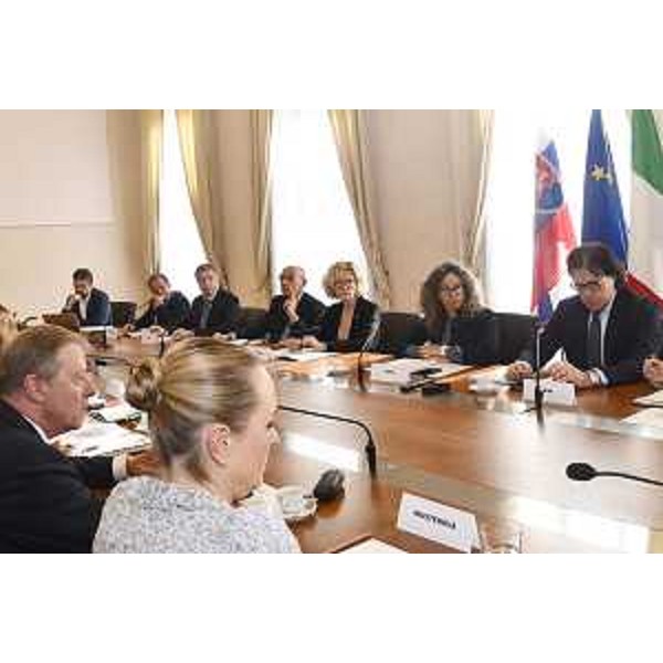 L'assessore regionale alle Attività produttive Sergio Emidio Bini (a destra) durante l'incontro di oggi con la delegazione guidata dal Ministro dei trasporti della Repubblica slovacca Pavol Lancaric, incentrato sullo sviluppo dei corridoi di solidarietà tra Italia, Slovacchia e Ucraina - L'assessore regionale alle Attività produttive Sergio Emidio Bini (a destra) durante l'incontro di oggi con la delegazione guidata dal Ministro dei trasporti della Repubblica slovacca Pavol Lancaric, incentrato sullo sviluppo dei corridoi di solidarietà tra Italia, Slovacchia e Ucraina