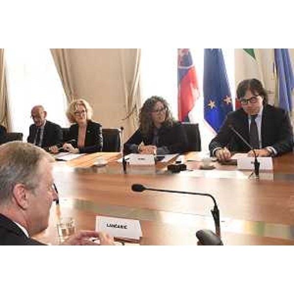 L'assessore regionale alle Attività produttive Sergio Emidio Bini (a destra) durante l'incontro di oggi con la delegazione guidata dal Ministro dei trasporti della Repubblica slovacca Pavol Lancaric, incentrato sullo sviluppo dei corridoi di solidarietà tra Italia, Slovacchia e Ucraina - L'assessore regionale alle Attività produttive Sergio Emidio Bini (a destra) durante l'incontro di oggi con la delegazione guidata dal Ministro dei trasporti della Repubblica slovacca Pavol Lancaric, incentrato sullo sviluppo dei corridoi di solidarietà tra Italia, Slovacchia e Ucraina
