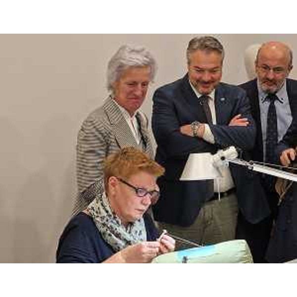 Diego Bernardis (Fp) assiste a una dimostrazione di capacità artigiane - Diego Bernardis (Fp) assiste a una dimostrazione di capacità artigiane