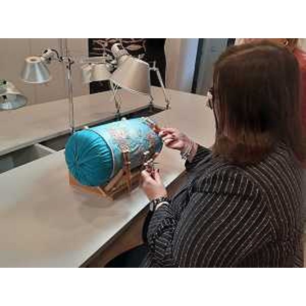 Una fase della lavorazione del merletto - Una fase della lavorazione del merletto 