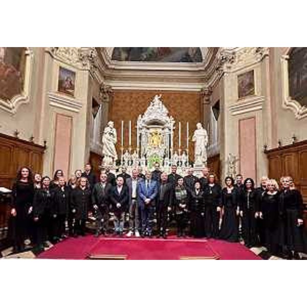 Il presidente del Cr, Mauro Bordin (al centro), con i sindaci Guido Nardini e Franco D'Altilia nella foto di gruppo assieme al coro Foraboschi - Il presidente del Cr, Mauro Bordin (al centro), con i sindaci Guido Nardini e Franco D'Altilia nella foto di gruppo assieme al coro Foraboschi 