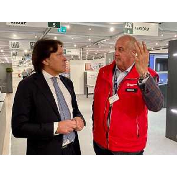 L'assessore regionale Sergio Emidio Bini, a sinistra, con il presidente di PnFiere Renato Pujatti all'interno dei padiglioni di Sicam - L'assessore regionale Sergio Emidio Bini, a sinistra, con il presidente di PnFiere Renato Pujatti all'interno dei padiglioni di Sicam