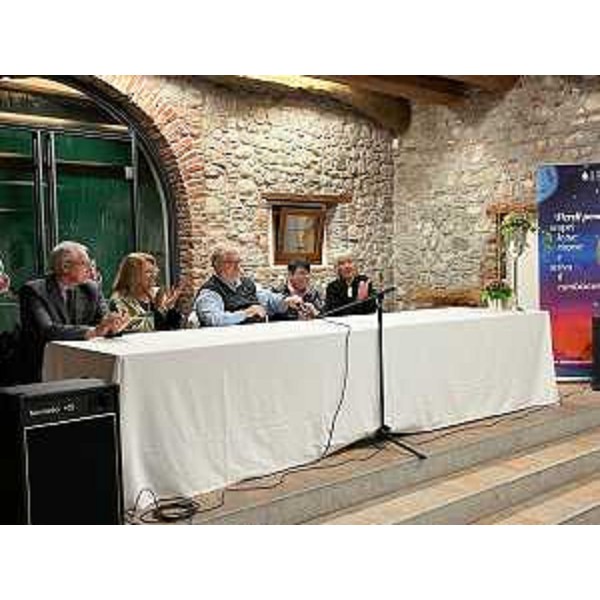 Il tavolo delle autorità con il presidente Mauro Bordin primo a sinistra - Il tavolo delle autorità con il presidente Mauro Bordin primo a sinistra