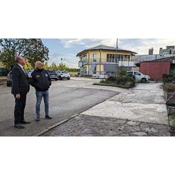 L'assessore regionale con delega alla Protezione civile del Friuli Venezia Giulia Riccardo Riccardi e il sindaco Roberto Zuliani durante il sopralluogo a Mortegliano nel cantiere della casa di riposo comunale gravemente danneggiata dalla grandinata di luglio 2023. - L'assessore regionale con delega alla Protezione civile del Friuli Venezia Giulia Riccardo Riccardi e il sindaco Roberto Zuliani durante il sopralluogo a Mortegliano nel cantiere della casa di riposo comunale gravemente danneggiata dalla grandinata di luglio 2023.