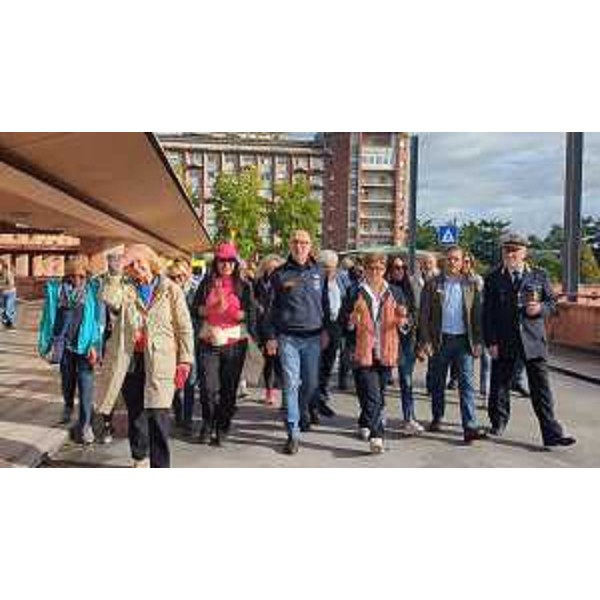 La "Camminata di sensibilizzazione contro il tumore al seno" organizzata dallAndos di Udine, nel mese della prevenzione alla neoplasia mammaria, aperta dallassessore Riccardi - La "Camminata di sensibilizzazione contro il tumore al seno" organizzata dallAndos di Udine, nel mese della prevenzione alla neoplasia mammaria, aperta dallassessore Riccardi