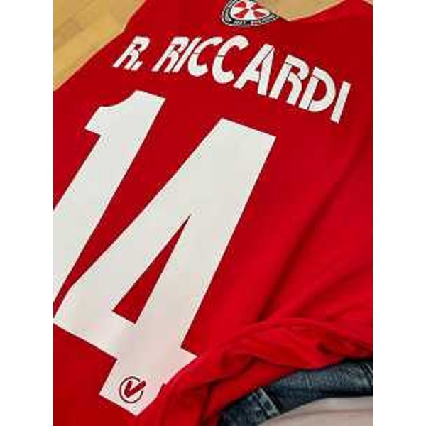 La maglia della Codroipo Basket Academy donata all'assessore Riccardi. - La maglia della Codroipo Basket Academy donata all'assessore Riccardi.