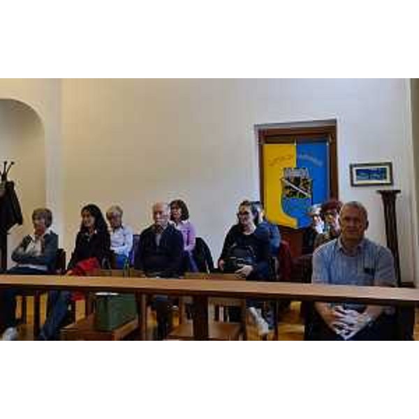 I rappresentanti delle associazioni riconosciute e il già consigliere regionale Franco Baritussio (sulla destra), che ha ricevuto i ringraziamenti del neo presidente Dorbolò per il suo impegno a favore della minoranza germanofona. - I rappresentanti delle associazioni riconosciute e il già consigliere regionale Franco Baritussio (sulla destra), che ha ricevuto i ringraziamenti del neo presidente Dorbolò per il suo impegno a favore della minoranza germanofona.