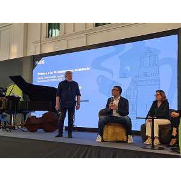 L'assessore regionale Pierpaolo Roberti (al microfono) nel Salone degli incanti di Trieste - L'assessore regionale Pierpaolo Roberti (al microfono) nel Salone degli incanti di Trieste