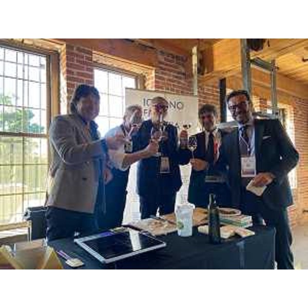 Brindisi al termine dello showcooking alla fiera - Brindisi al termine dello showcooking alla fiera 