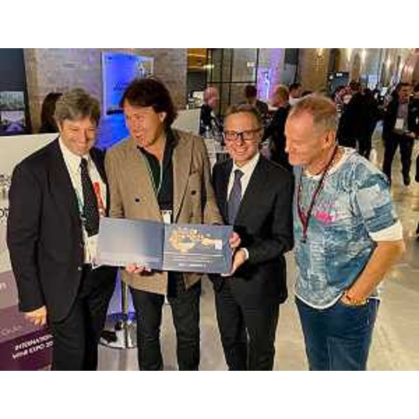 L'assessore regionale Sergio Emidio Bini (secondo da sinistra)con il presidewnte dell'Ice Matteo Zoppas (primo a sinistra) - L'assessore regionale Sergio Emidio Bini (secondo da sinistra)con il presidewnte dell'Ice Matteo Zoppas (primo a sinistra)