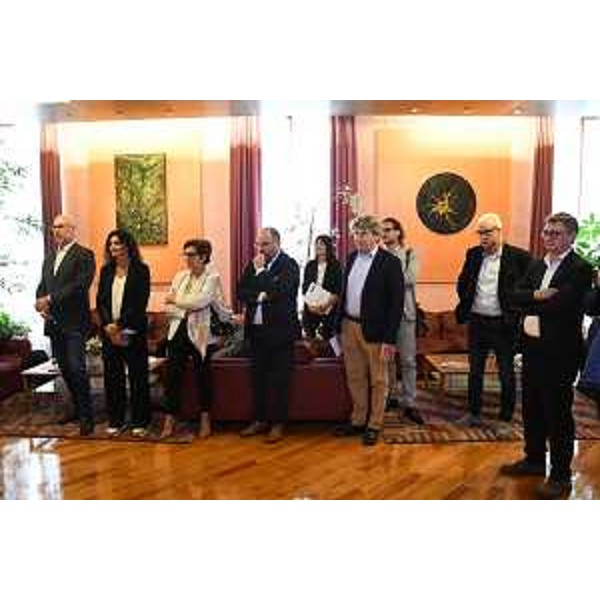 Parte del pubblico presente all'inaugurazione della mostra, con due opere esposte sul retro - Parte del pubblico presente all'inaugurazione della mostra, con due opere esposte sul retro