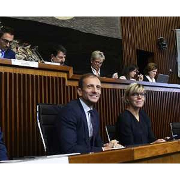 L'assessore regionale Barbara Zilli assieme al governatore Fedriga durante il dibattito in Aula - L'assessore regionale Barbara Zilli assieme al governatore Fedriga durante il dibattito in Aula