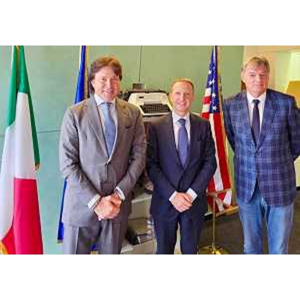 L'assessore regionale alle Attività produttive Sergio Emidio Bini (a sinistra) con il Console generale di Chicago Thomas Botzios (al centro) e il presidente della Camera di Commercio di Pordenone-Udine Giovanni Da Pozzo - L'assessore regionale alle Attività produttive Sergio Emidio Bini (a sinistra) con il Console generale di Chicago Thomas Botzios (al centro) e il presidente della Camera di Commercio di Pordenone-Udine Giovanni Da Pozzo
